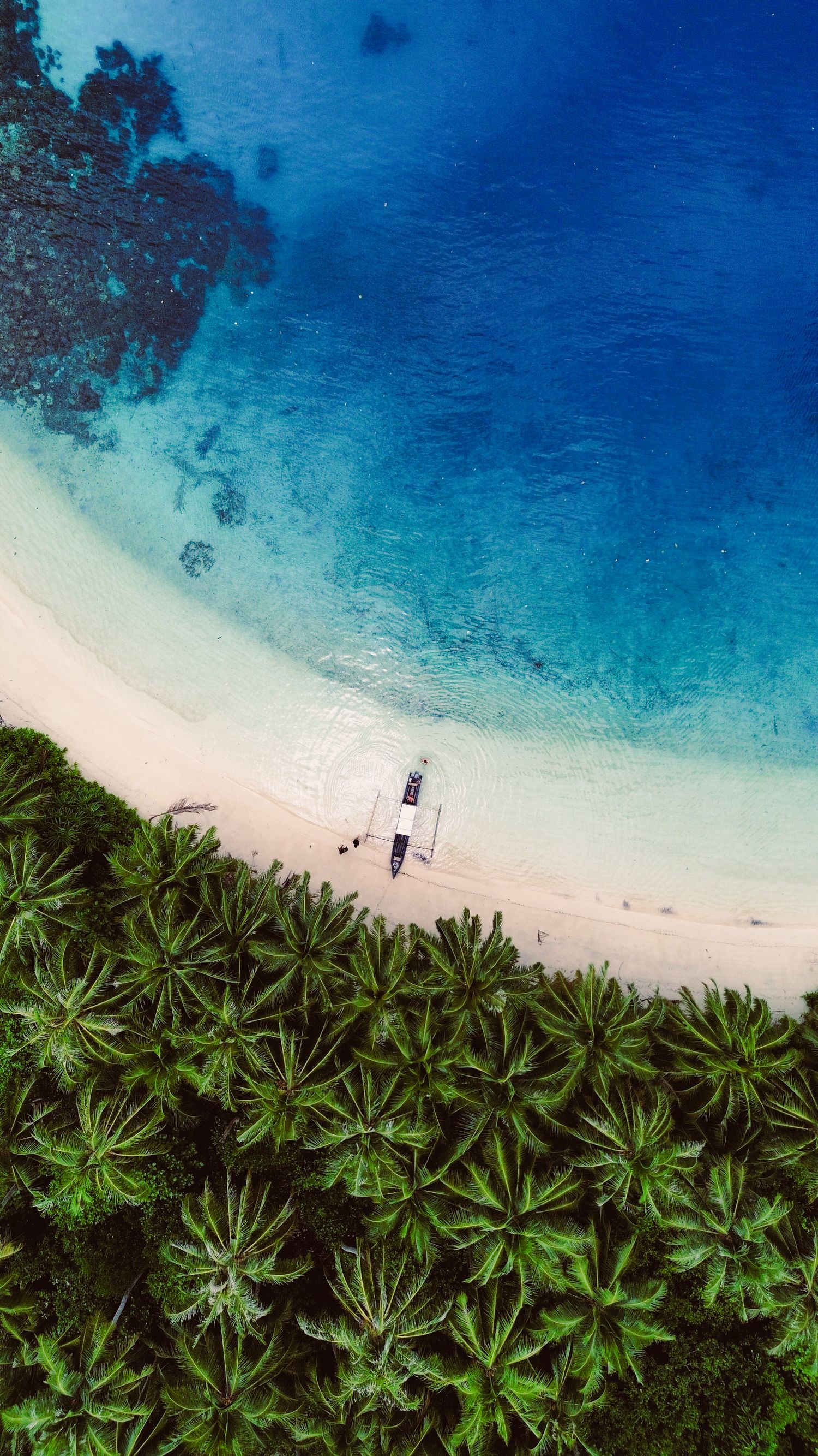 Silhouette marchant sur une plage déserte vue du ciel - Plan drone — îles Mentawaï, Indonésie