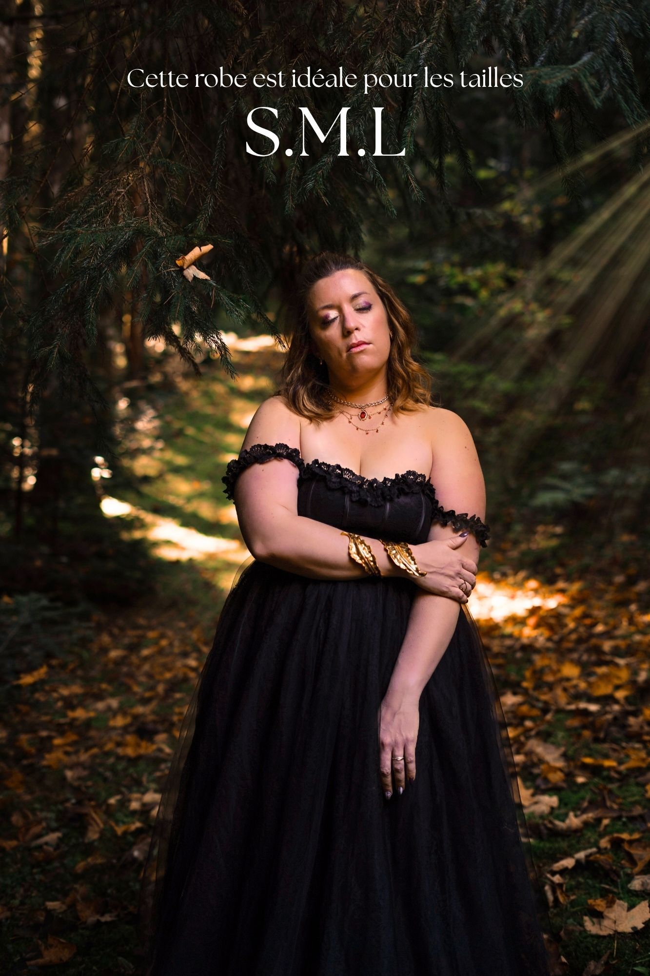 Woman in black off-shoulder tulle gown poses in autumn forest, text reads Cette robe est idéale pour les tailles S.M.L.