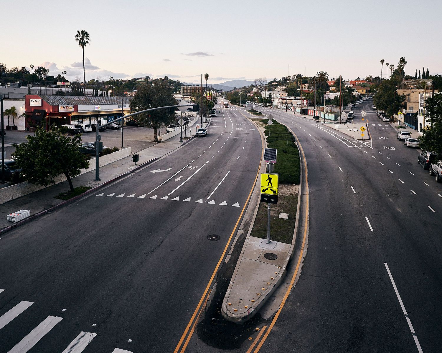 A deserted boulevard in Los Angeles during COVID-19 lockdown, spring 2020. (Afonso Salcedo)