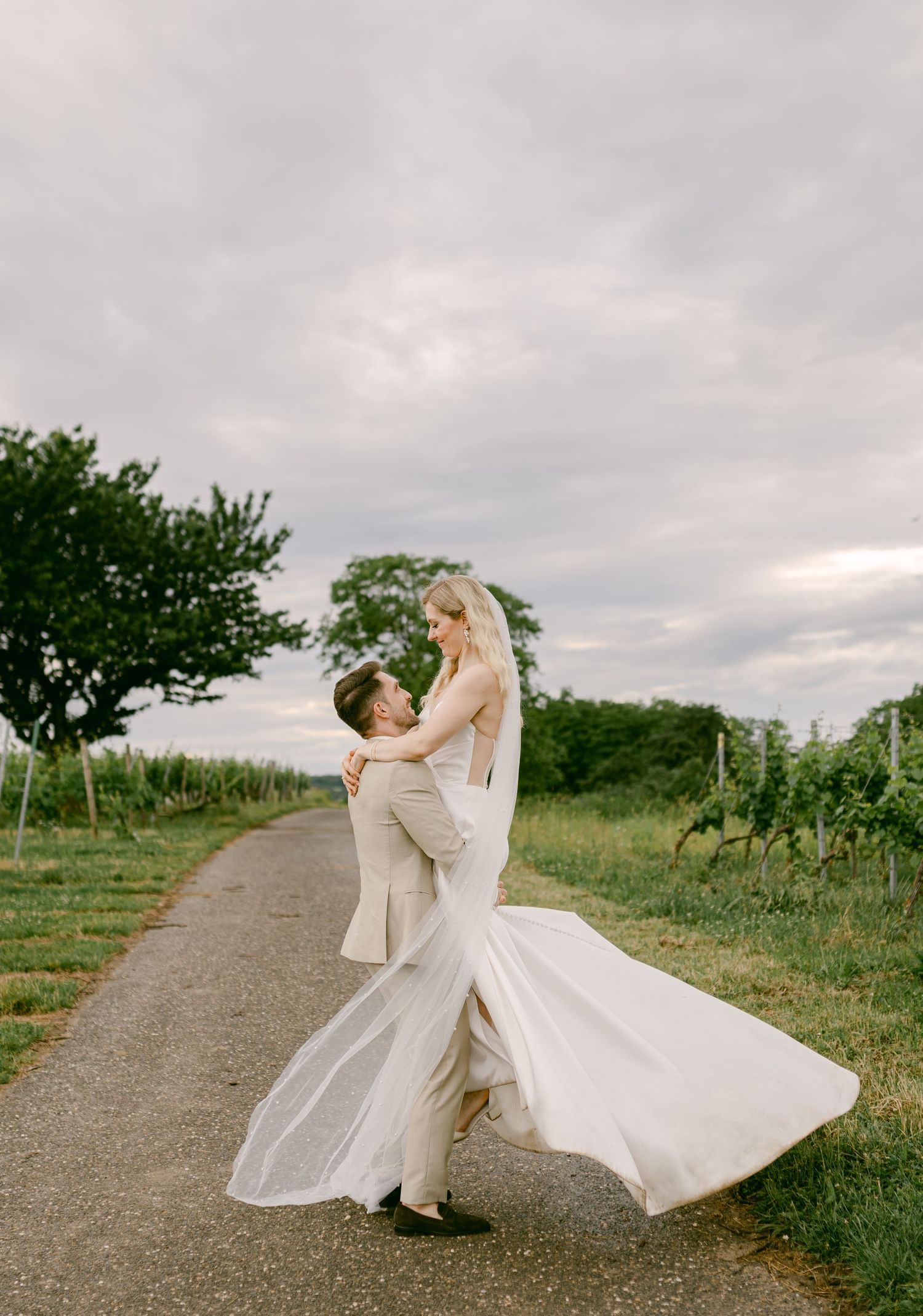 Hochzeitsfotos emotional authentisch Heidelberg Hoher Darsberg Hochzeitsfotografin Eventmühle Kraichgau Hochzeitsfotografie freie Trauung