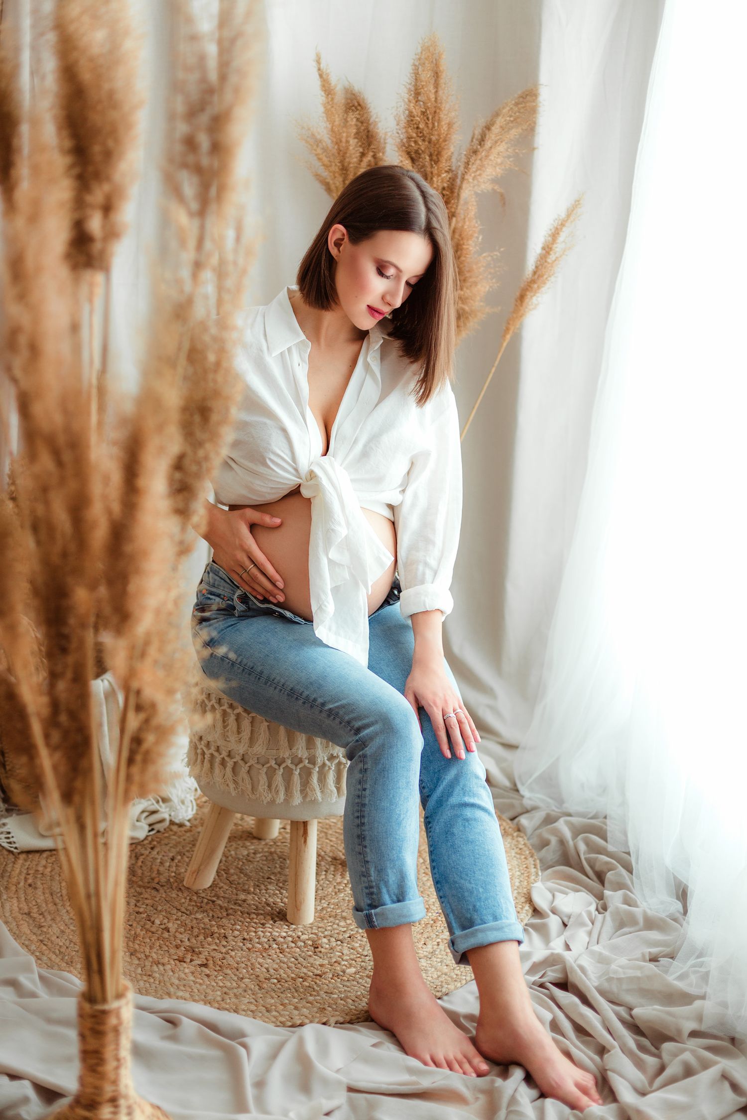 Lazább, bohém kismama fotózás pampafűvel és természetes tónusokkal.