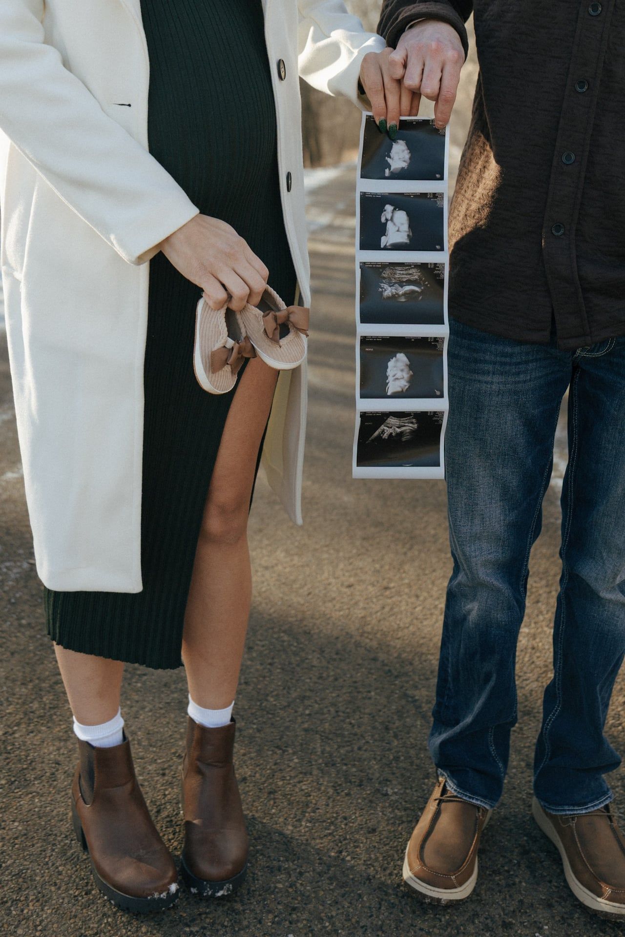 Couple in snowy trees in Bismarck with ultrasound photos