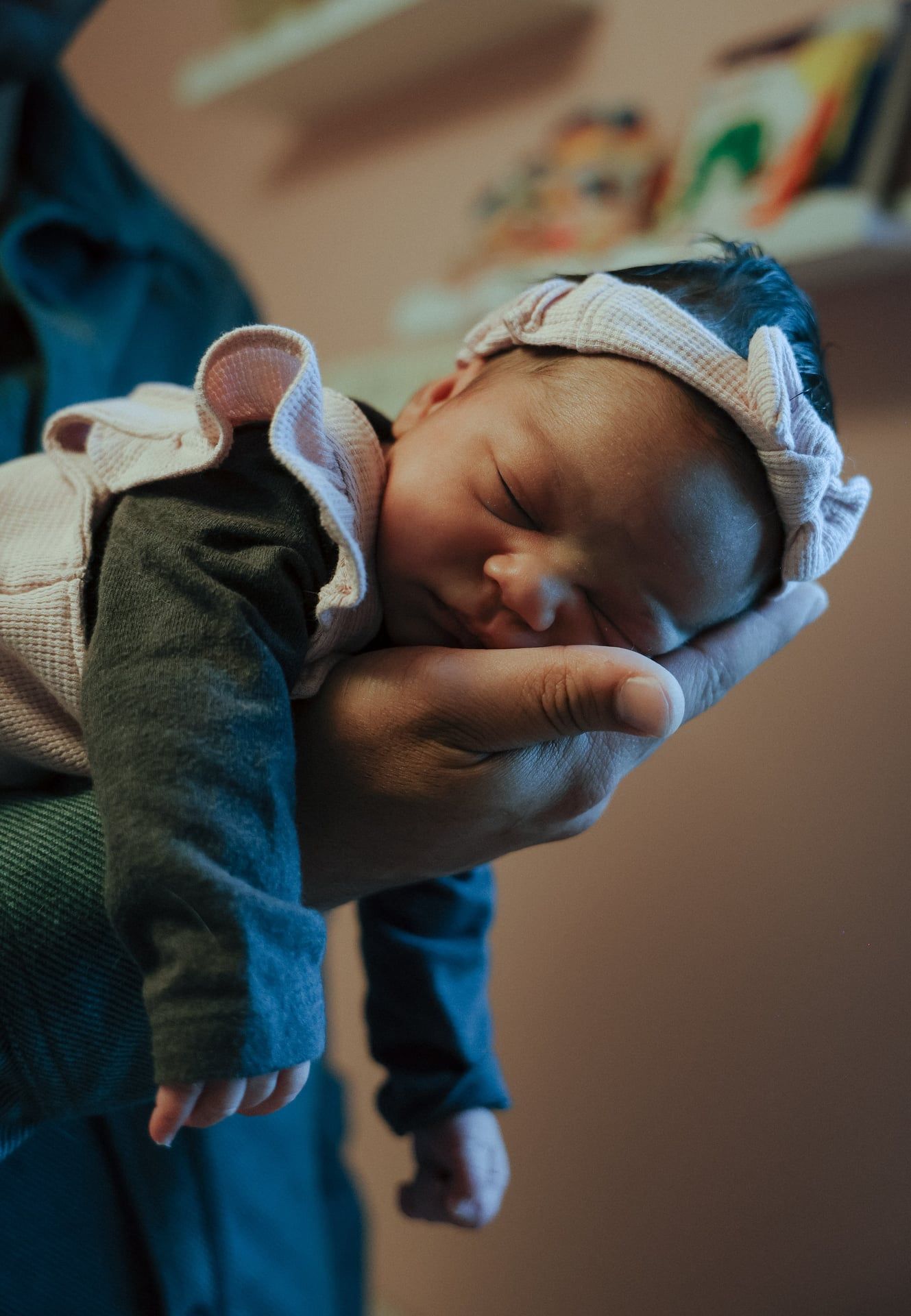 dad holding newborn in hand