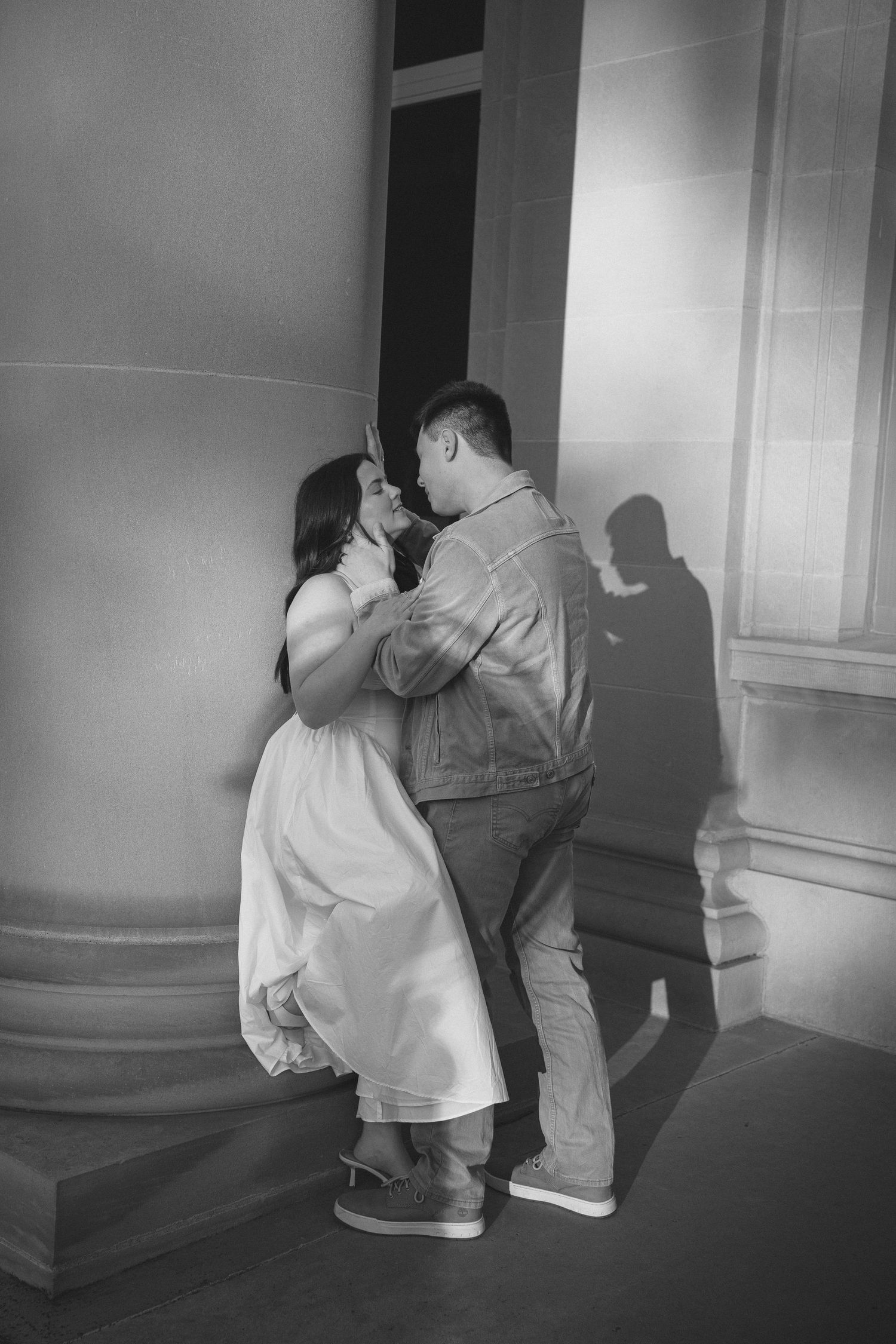 couple kissing at state capitol library building
