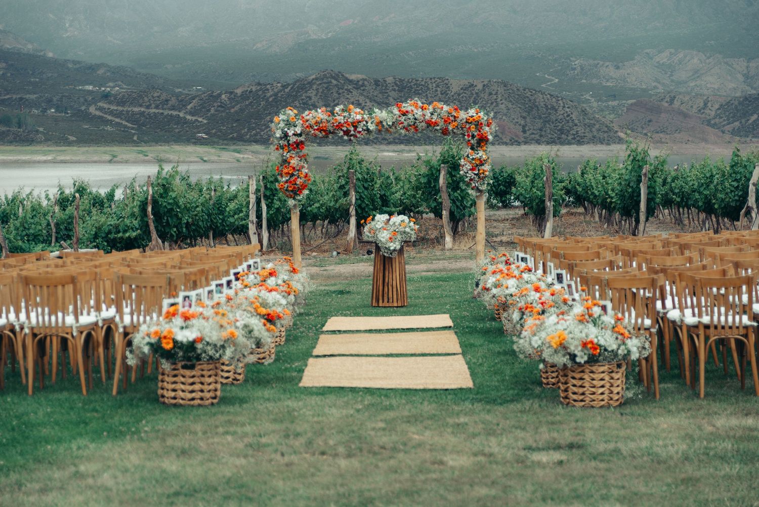 Altar de boda floral con inspiración brasilera en el Hotel Potrerillos, rodeado de naturaleza y montañas.