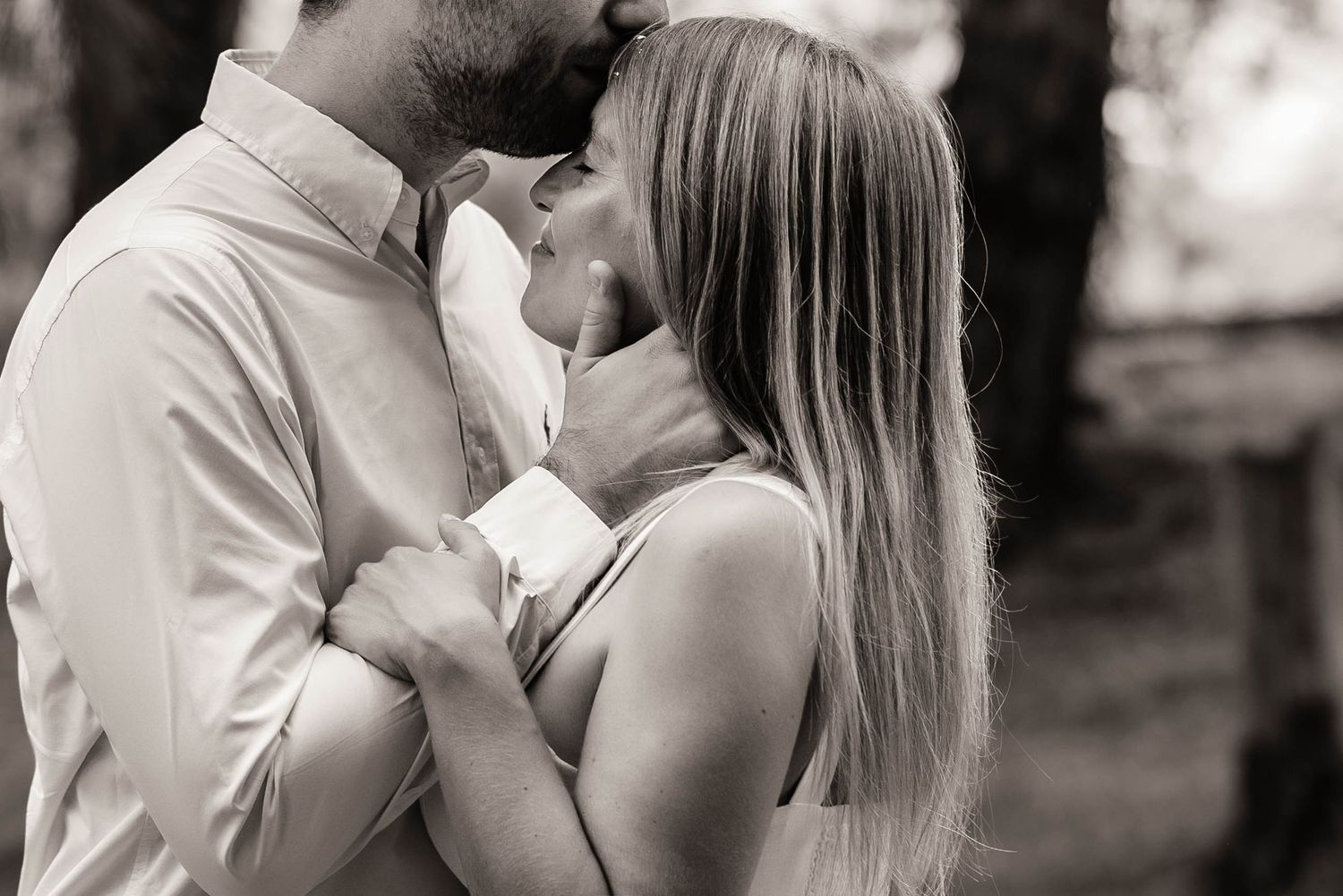 A romantic black and white photo collage showing tender moments between a couple in an outdoor setting. fotografos de boda en mendoza