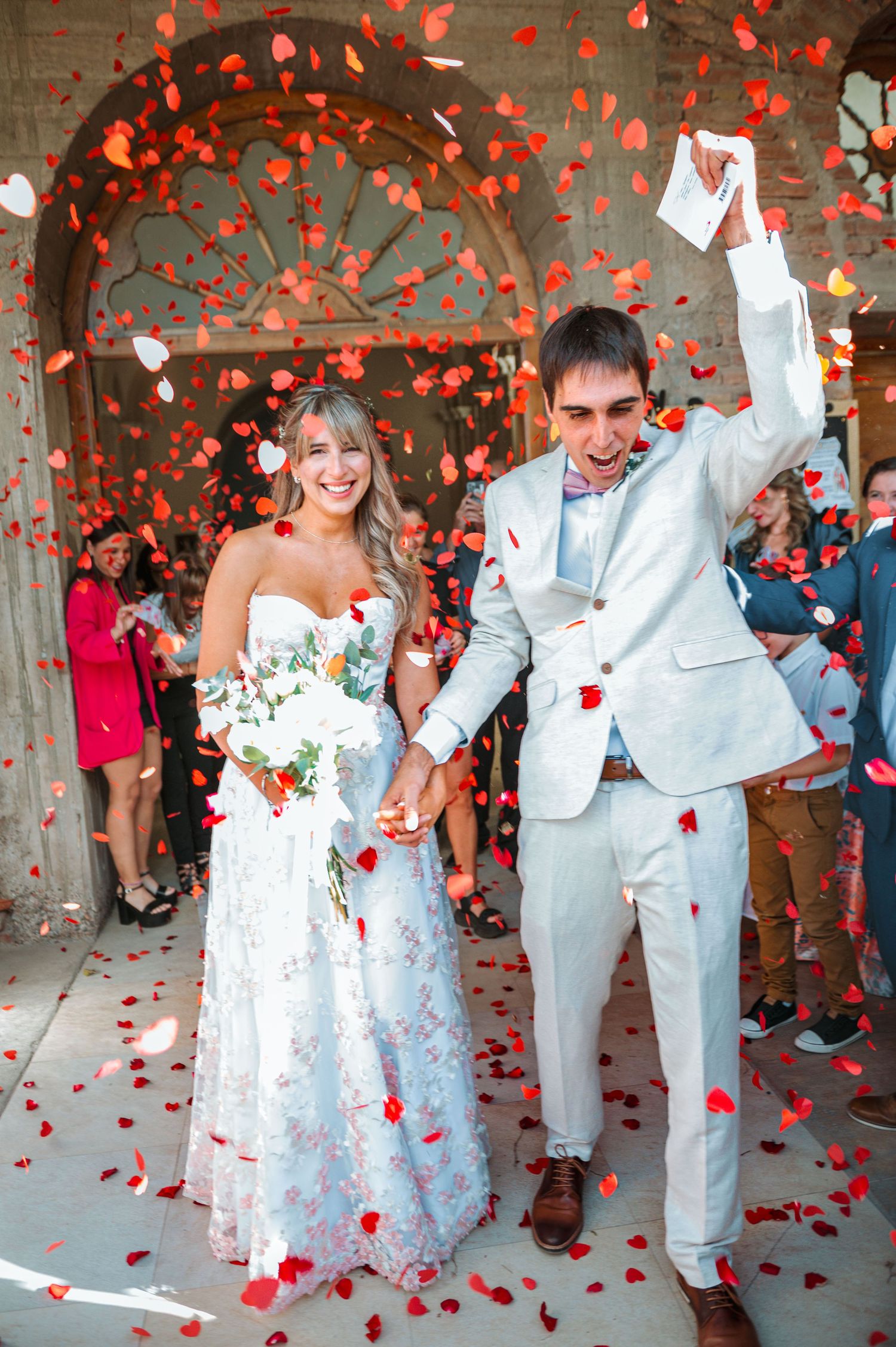 una salida memorable de la iglesia de lunlunta en lujan del cuyo mendoza ... una boda increíble con un vestido de novia se ensueños