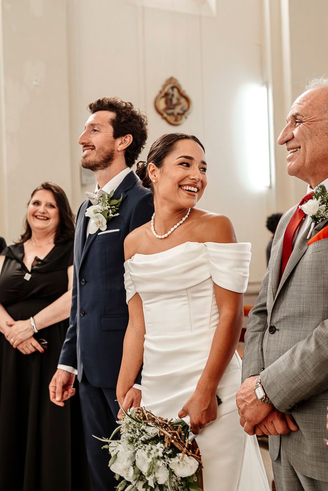 Joyful wedding party laughing together in a bright indoor venue with elegant white decor. wedding in mendoza