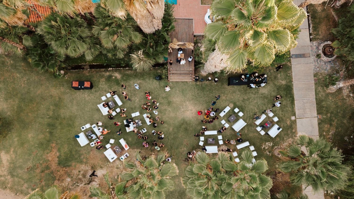 ceremonia de una boda fotografiada desde arriba con el drone en mendoza