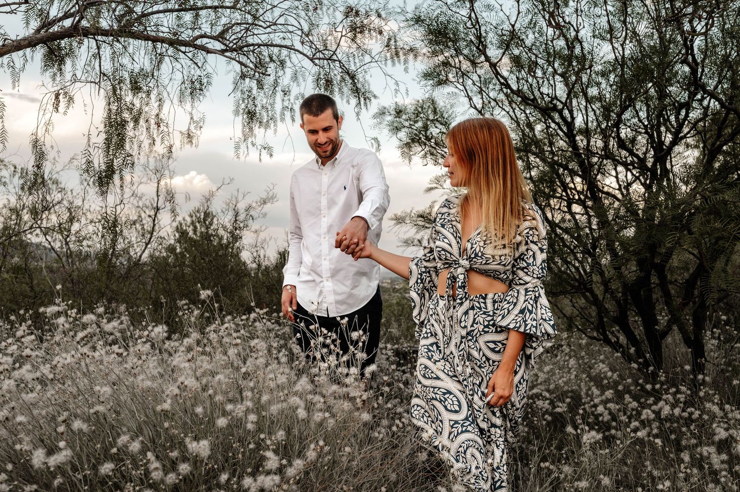 pre boda de boda de destino con unos novios entre vegetación en mendoza