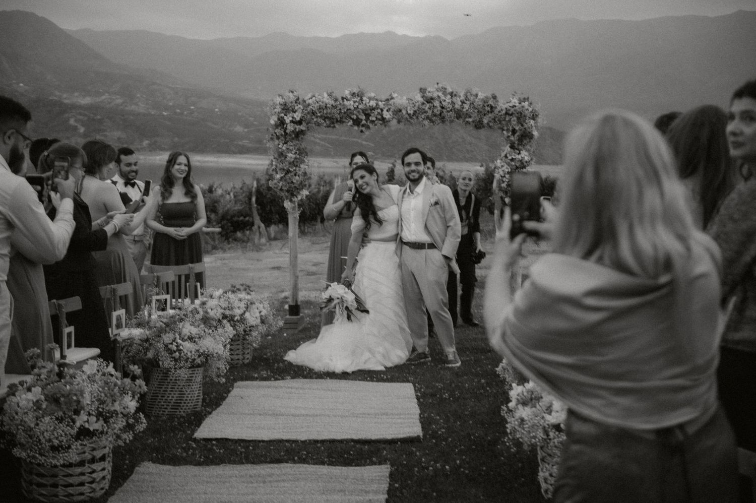 Black and white wedding celebration photos showing scenic mountain views and outdoor ceremony moments in a rustic setting. fotografos boda