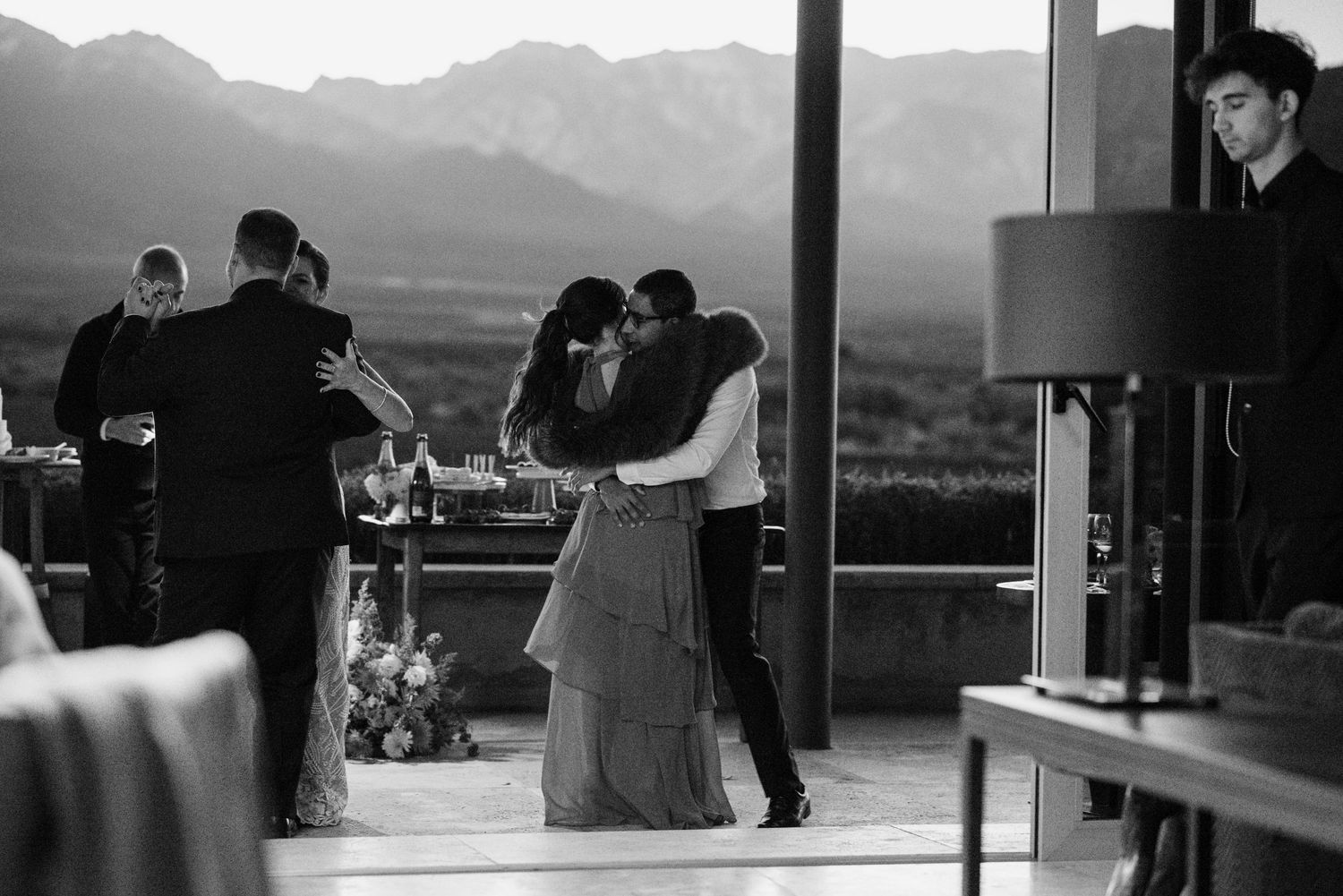 Una pareja comparte su romántico primer baile en una elegante recepción nupcial en un lugar de montaña , fotógrafos de boda en Mendoza