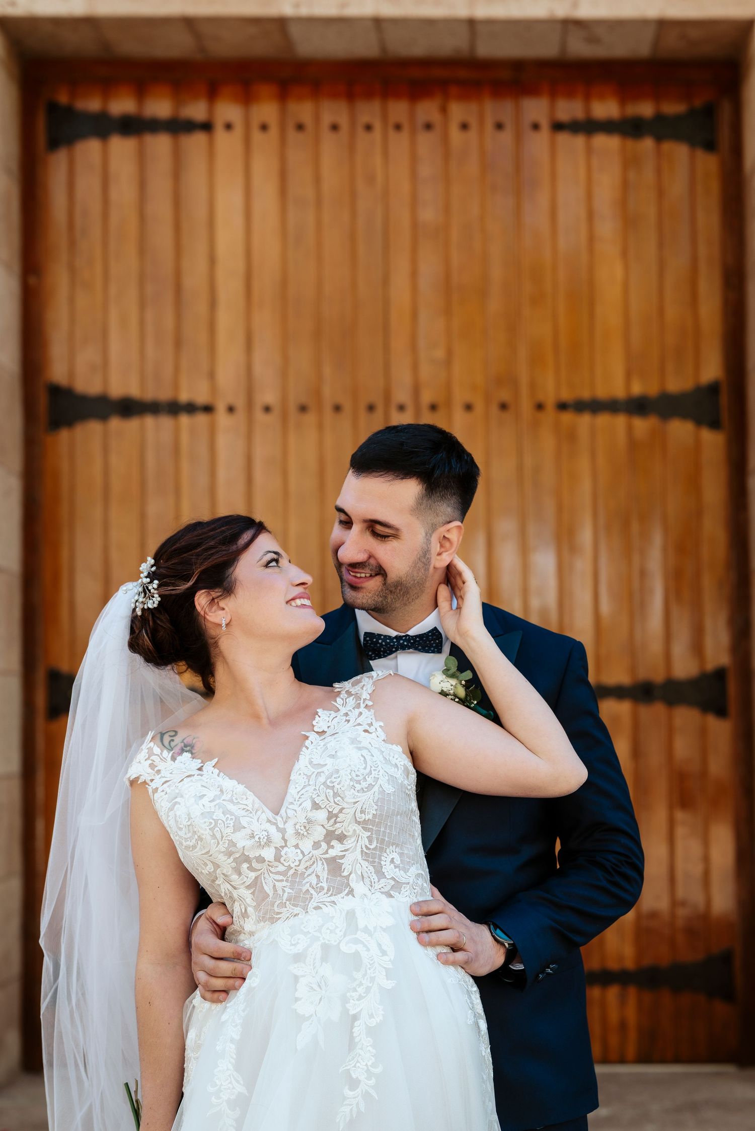 Boda en mendoza saliendo de la iglesia pose de novios casual