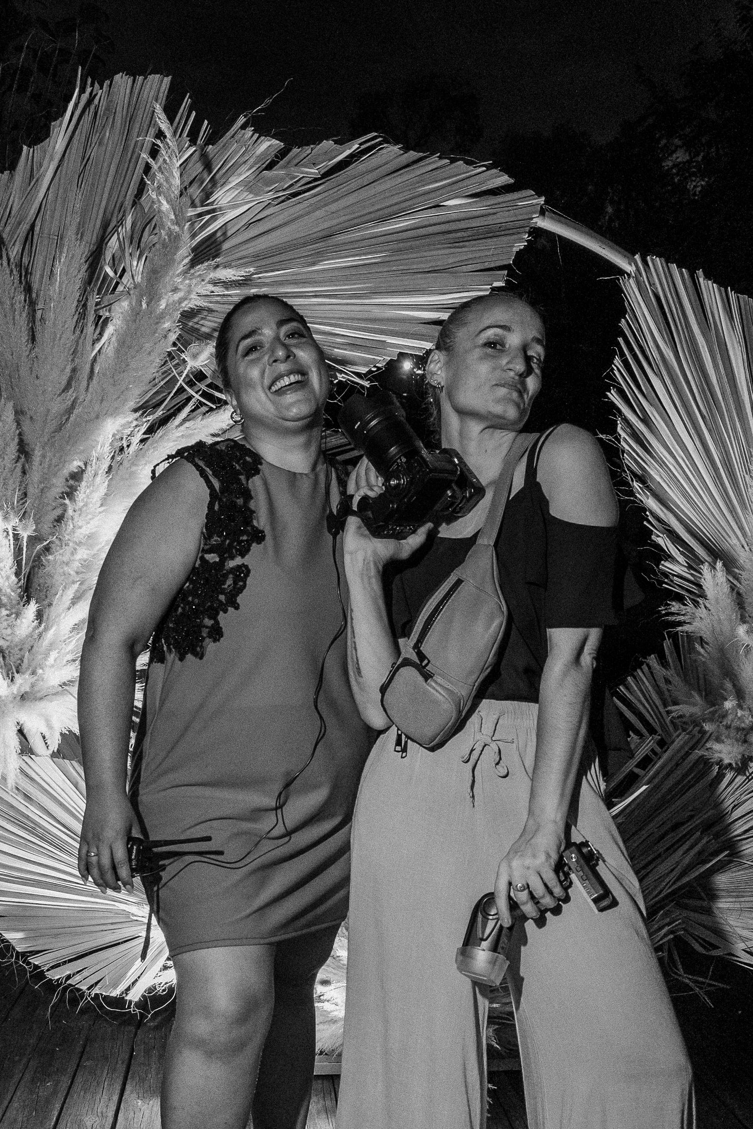 magen de Julieta Tala y Verónica Spinelli posando sonrientes en el altar, en una boda de destino en Mendoza.