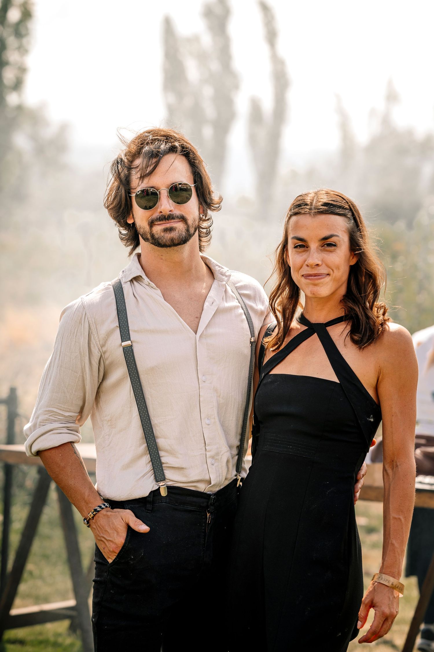A couple in coordinated black and white outfits poses together outdoors in a romantic photoshoot series. fotografos de boda en mendoza