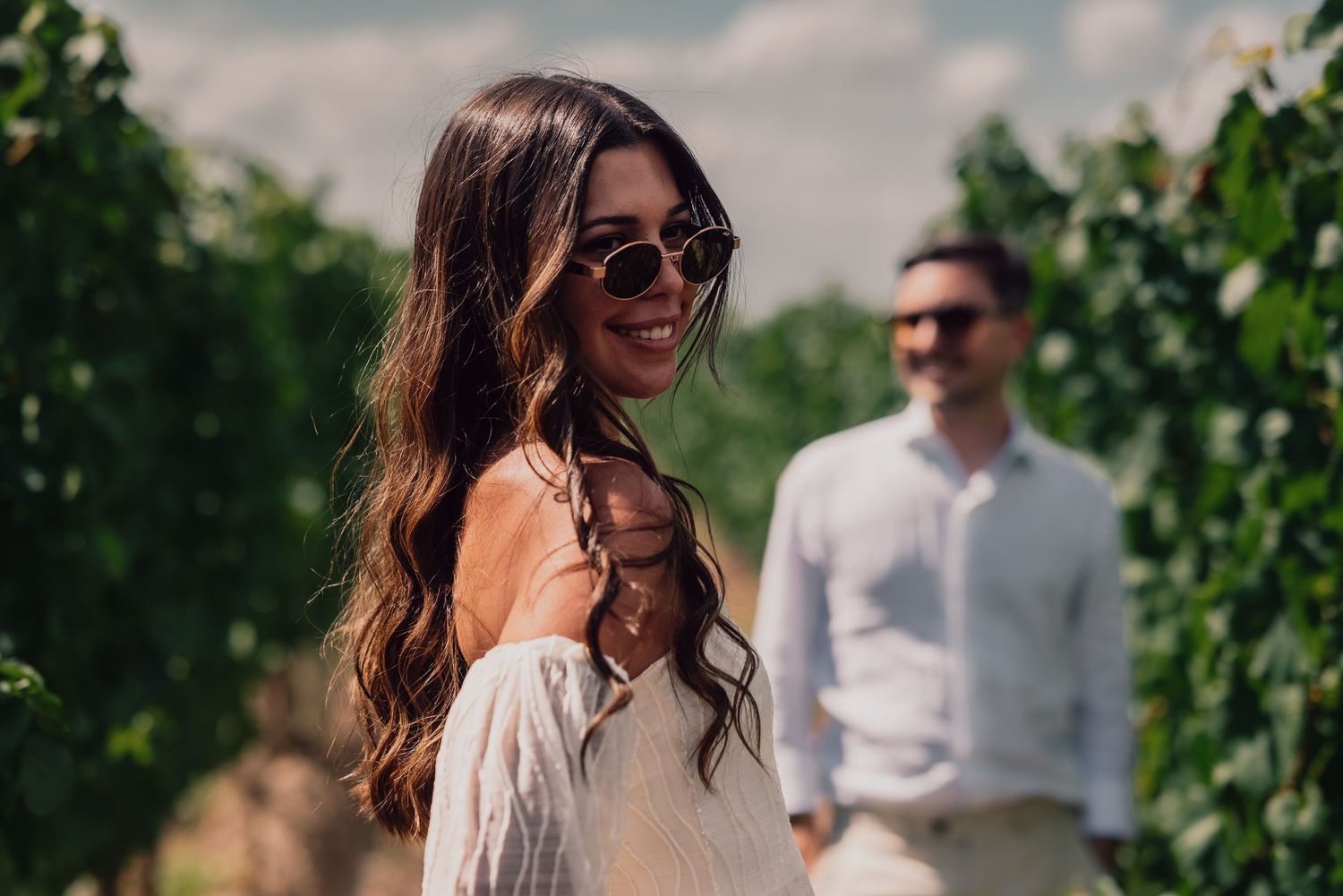 novios posando con sus vestido y traje en los viñedos de Mendoza en la bodega belasco de baquedano fotografos de boda en mendoza