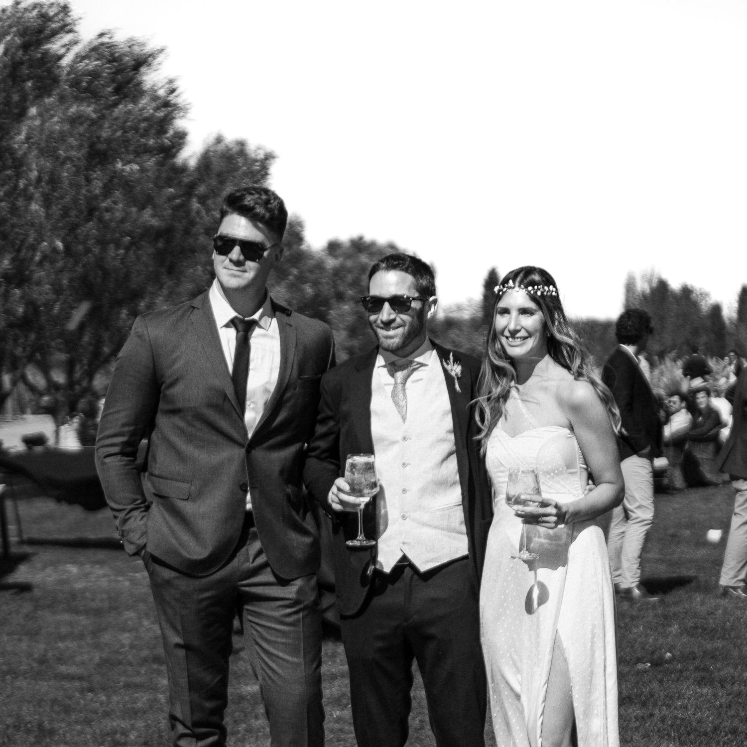 Franco Yancarelli compartiendo un momento con los novios durante una boda de destino en Mendoza, rodeados de elegancia y emoción.