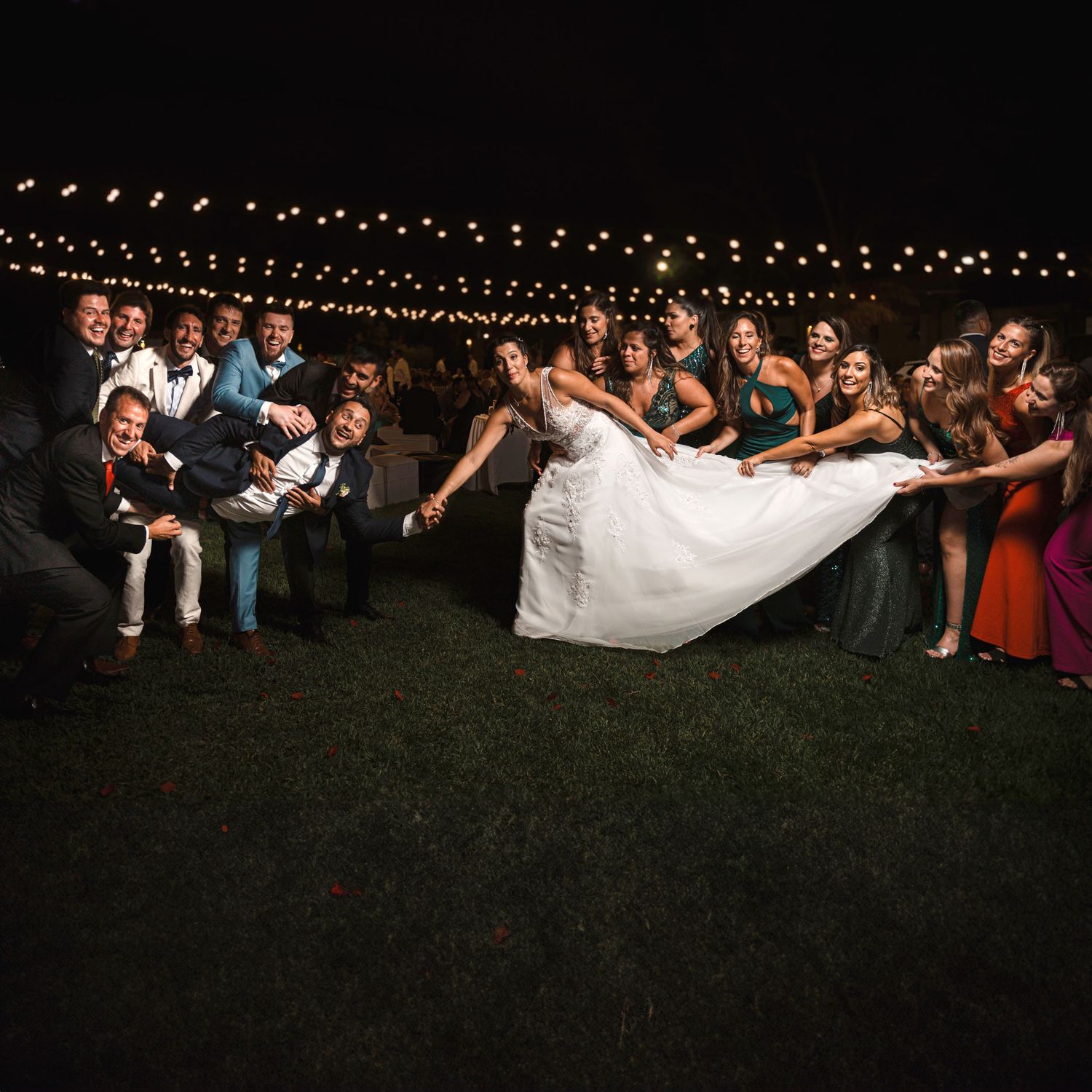 bodega-vino-boda-destino-fotografo-mendoza-los-mejores-estilo-documental-pose-novio-amigos-novia
