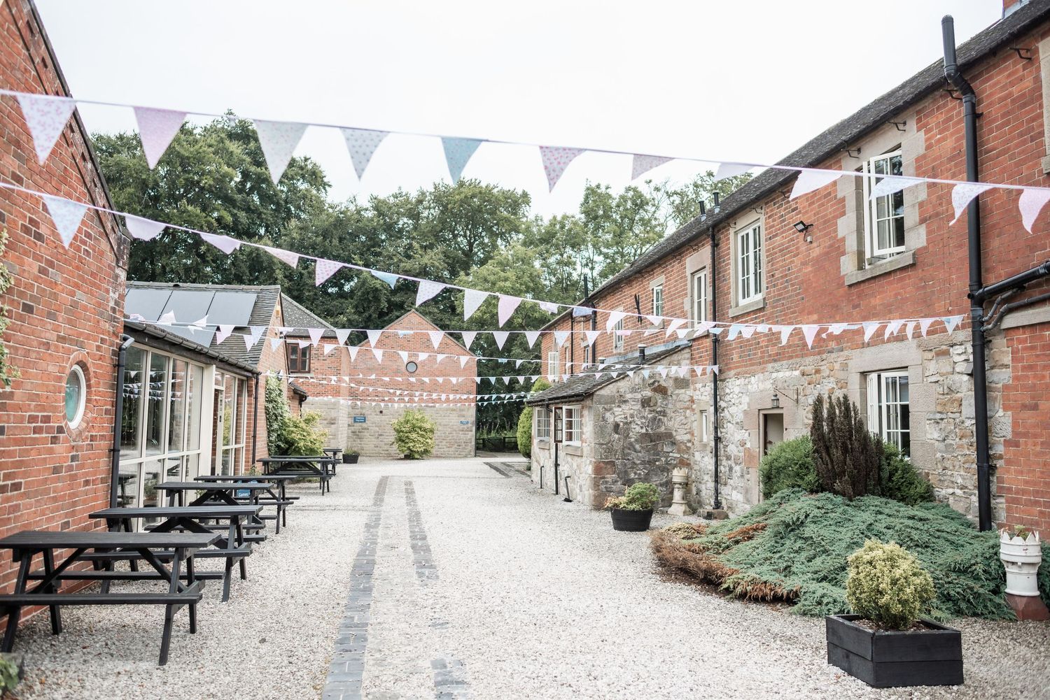 knockerdown cottage ashbourne derbyshire summer wedding photography natural photographer