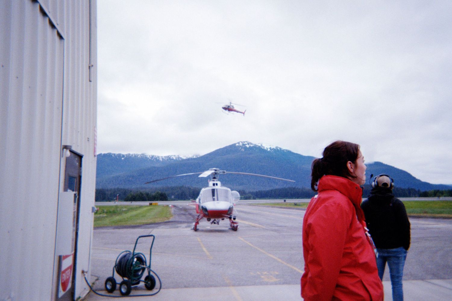 Alaskan traveling photographer, Golden Cove hiking trail film photography, Alaska couples photos