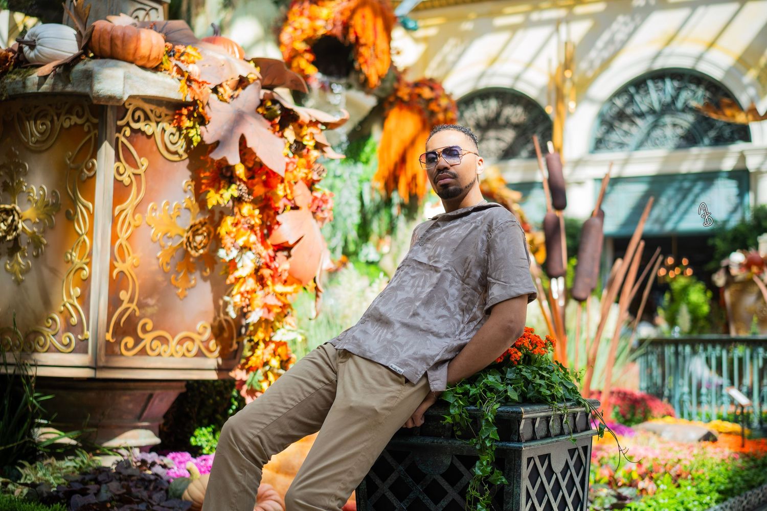 Man posing with sunglassses in the Las Vegas Bellagio Conservatory.