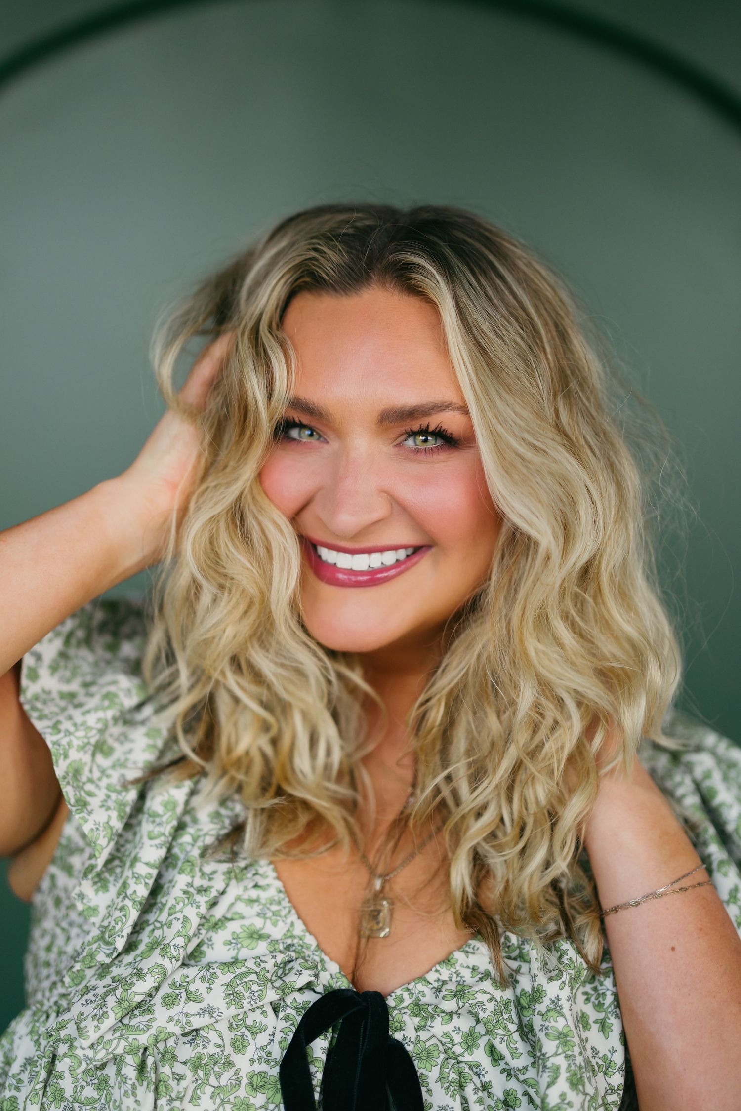Close-up beauty shots showing curly blonde hair and expressions against dark background.