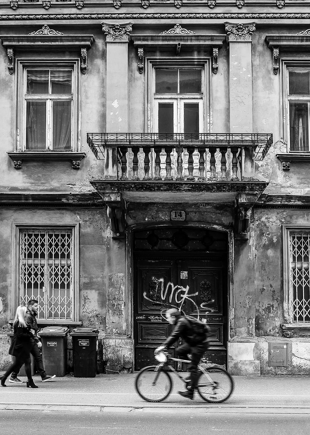 Biciklist u Gundulićevoj ulici, fotografije Zagreb. Ulična fotografija.