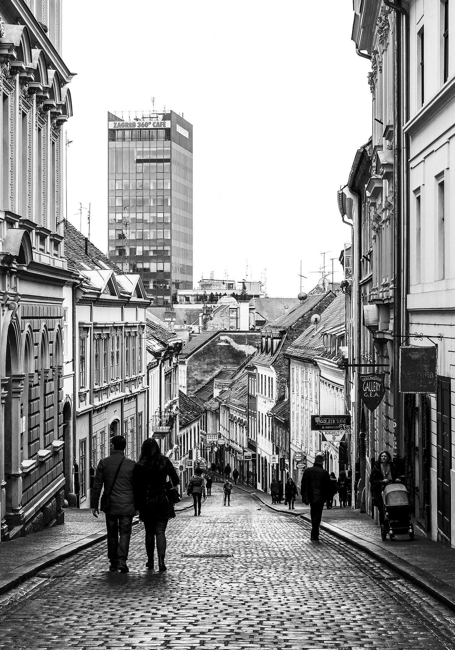 Pogled na neboder iz Radićeve ulice, Zagreb