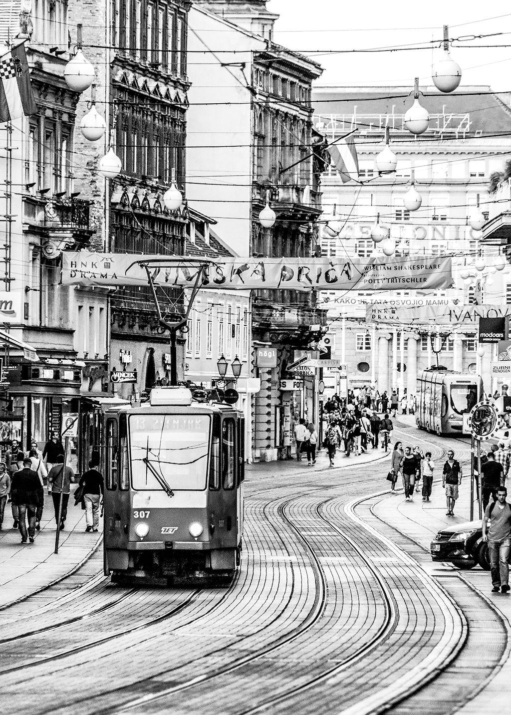 Crno-bijela ulična fotografija Zagreba kao print za zid – tramvaj u Ilici.