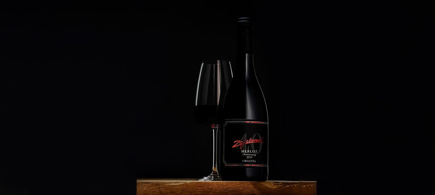 Profesionalna fotografija vina za promociju na društvenim mrežama. Zdjelarević Merlot, produkt fotografija