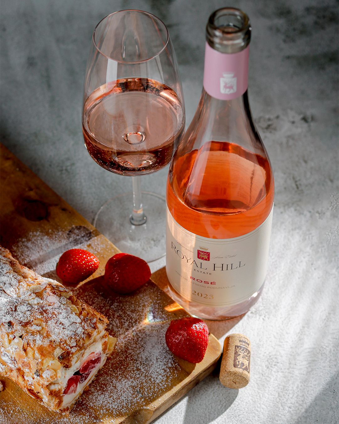 Produkt fotografija vina u ambijentalnom okruženju. Vino i jagode