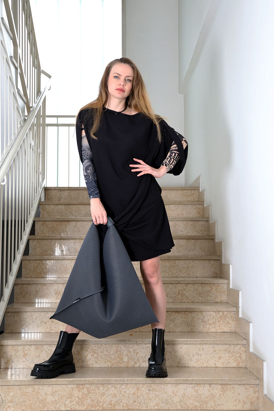 Modna fotografija, haljina i torba.