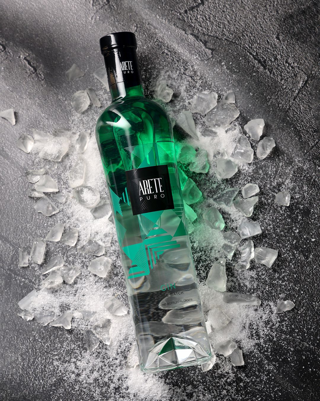 Komercijalna fotografija za gin na podlozi od leda. Fotografija za promociju na društvenim mrežama
