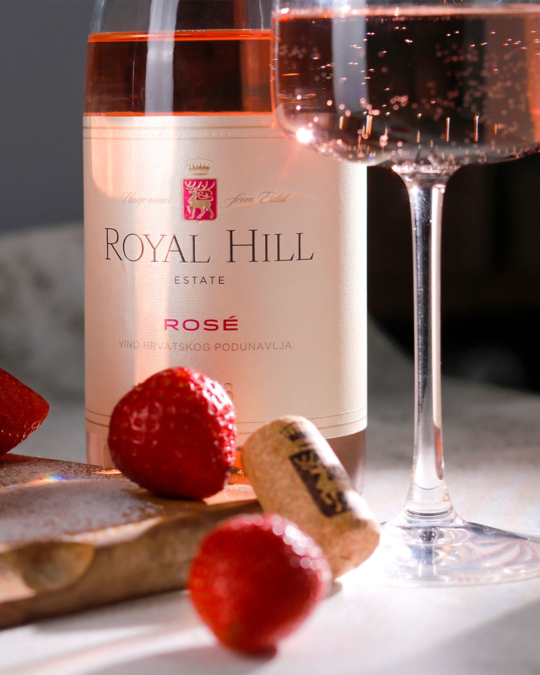 Produkt fotografija Royal Hill Rose vina. Promotivna fotografija vina