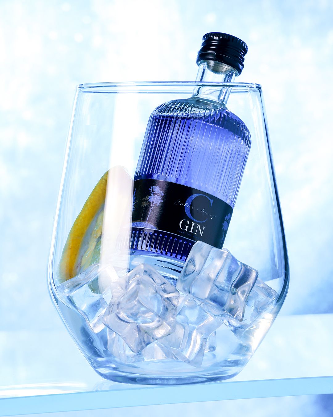 Produkt fotografija gina. Plavi gin, reklama za Instagram
