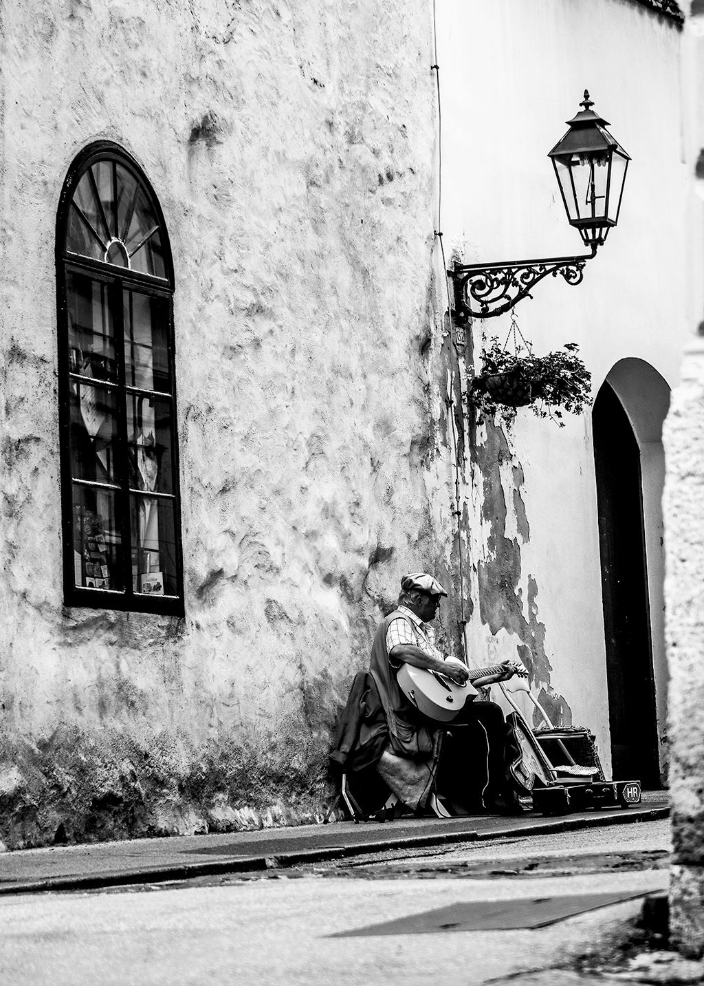 Crno bijele fotografije Zagreba, ulični svirač ispod kule Lotrščak