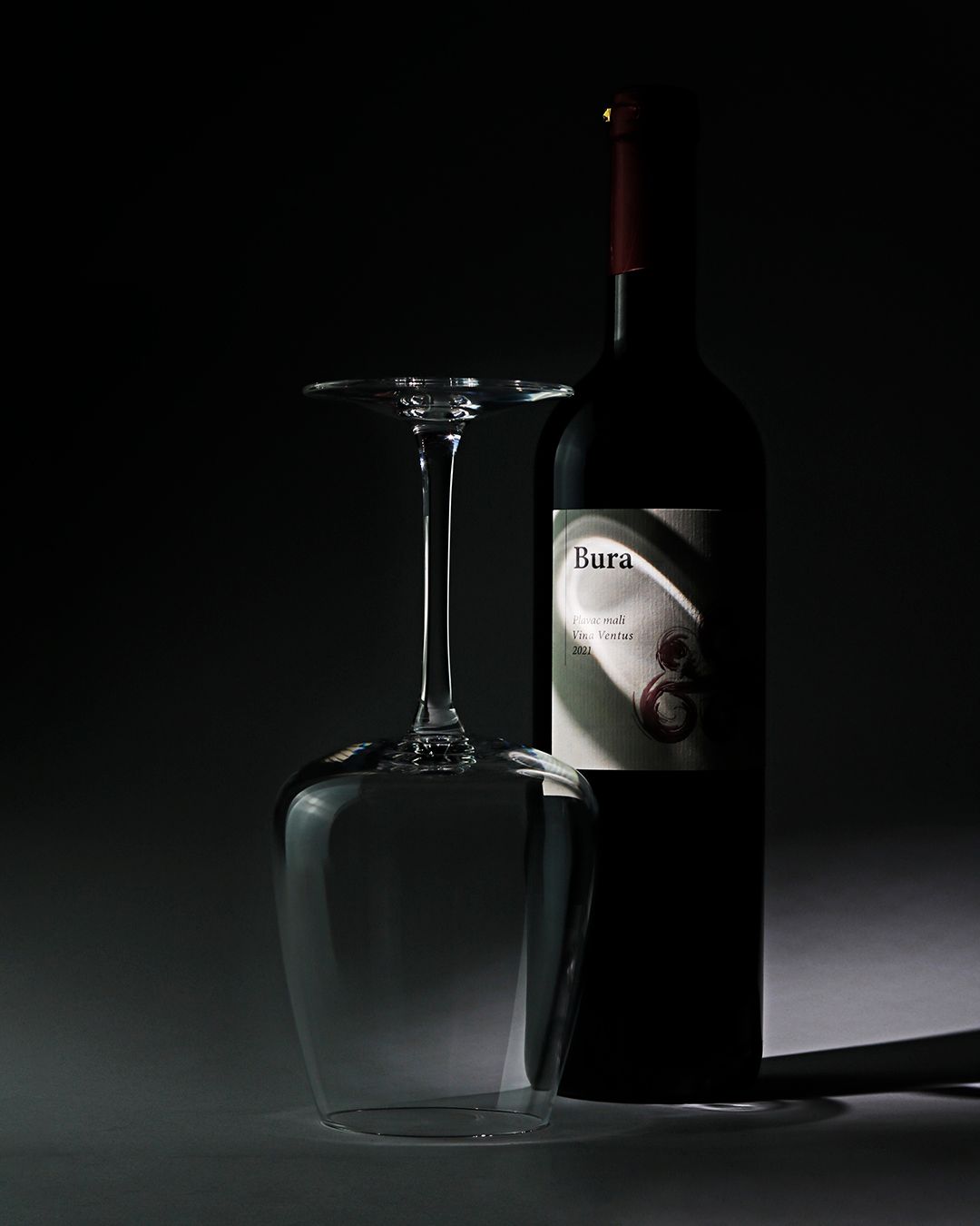 Promotivna fotografija crnog vina.