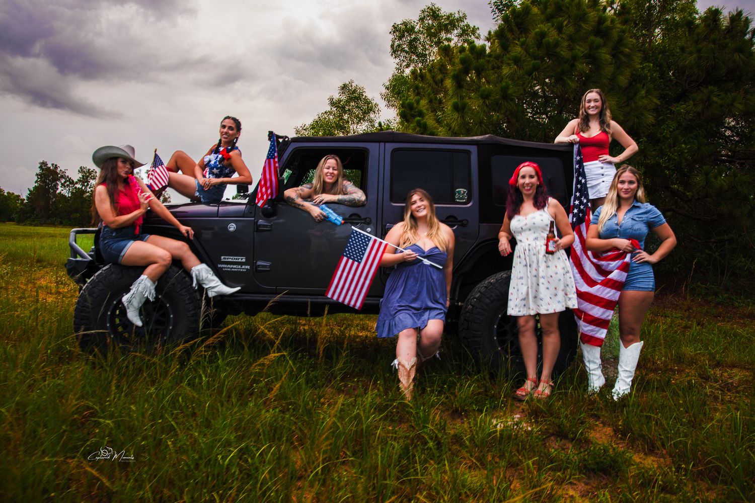 Fourth of July photo sessions are a fun way to celebrate summer and patriotic spirit. From festive outfits to iconic red, white, and blue de