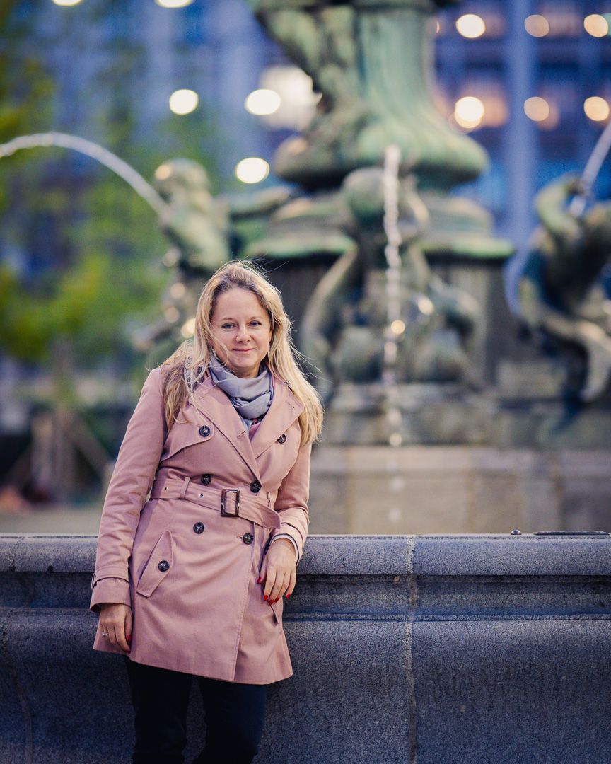 Dame Porträt beim Brunnen in Wien