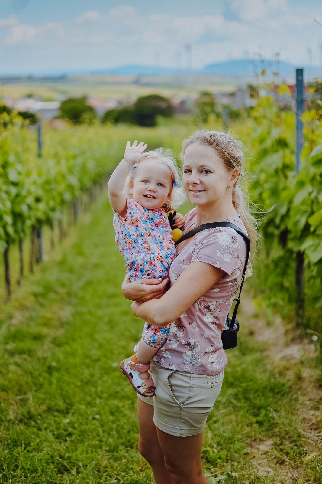 Lady-photographer-with-child-in-vineyards-photos-Höflein-Bruck