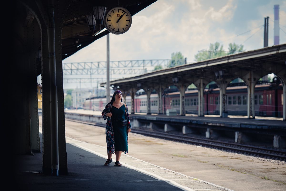 romantisches Porträt am Bahnhof, Frau wartet auf Zug