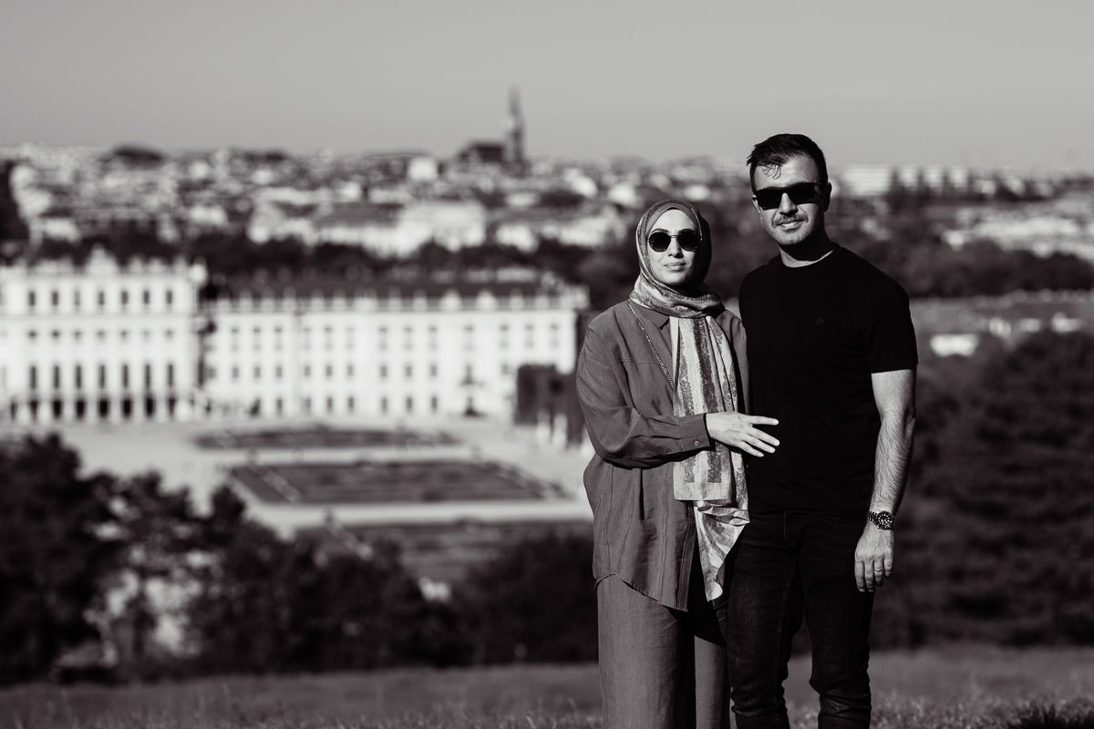 muslimisches Paar bei einem Fotoshooting in Schönbrunn, Blick über Wien