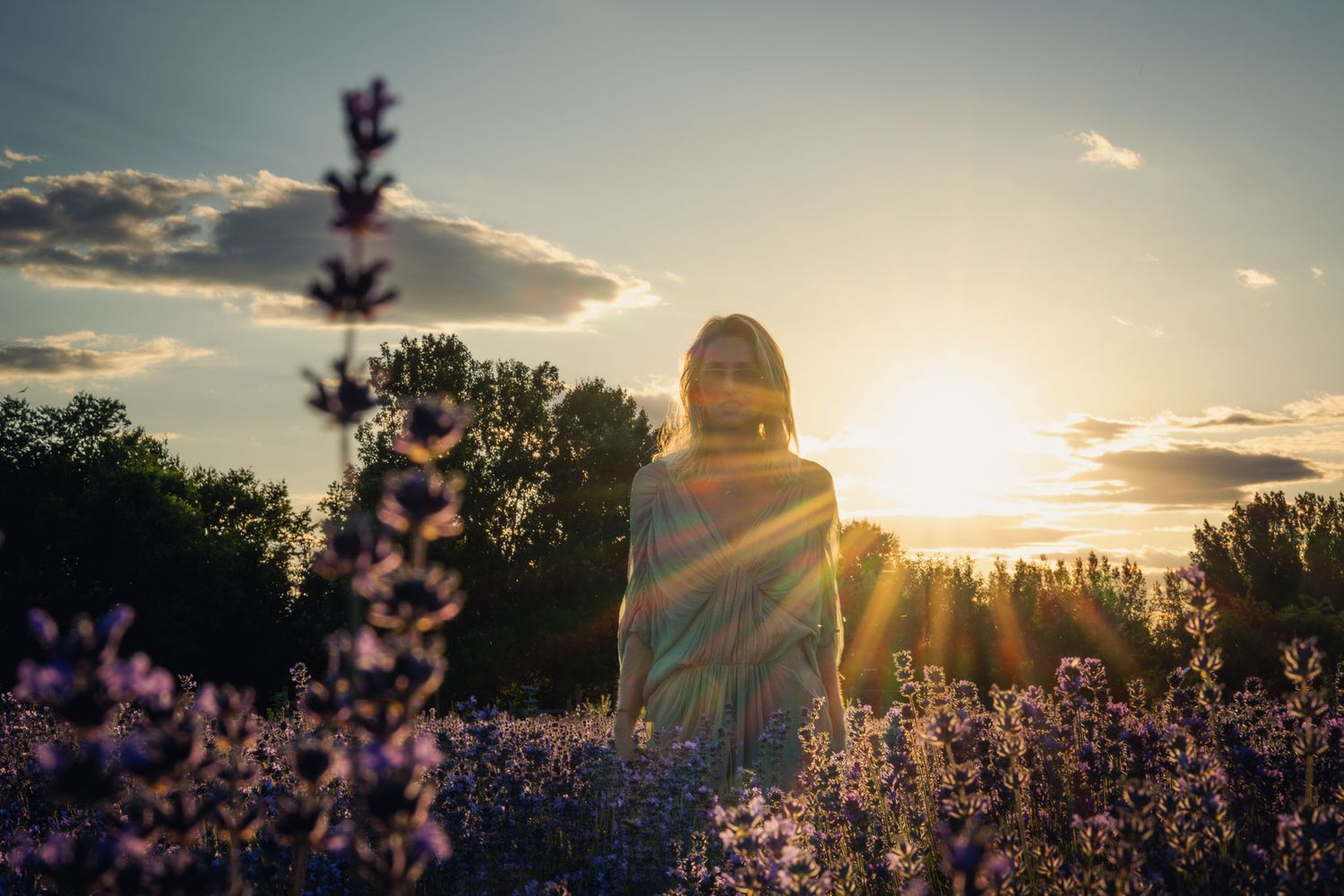 Creative shot of a beautiful woman against rising sun
Schöne Frau im Gegenlicht mit Sonnenstern fotografiert