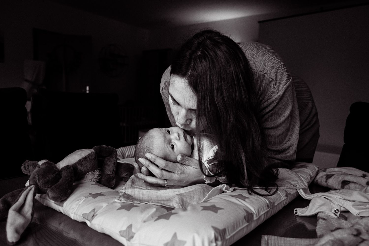 mutter-mit-baby-foto-schwarz-weiß