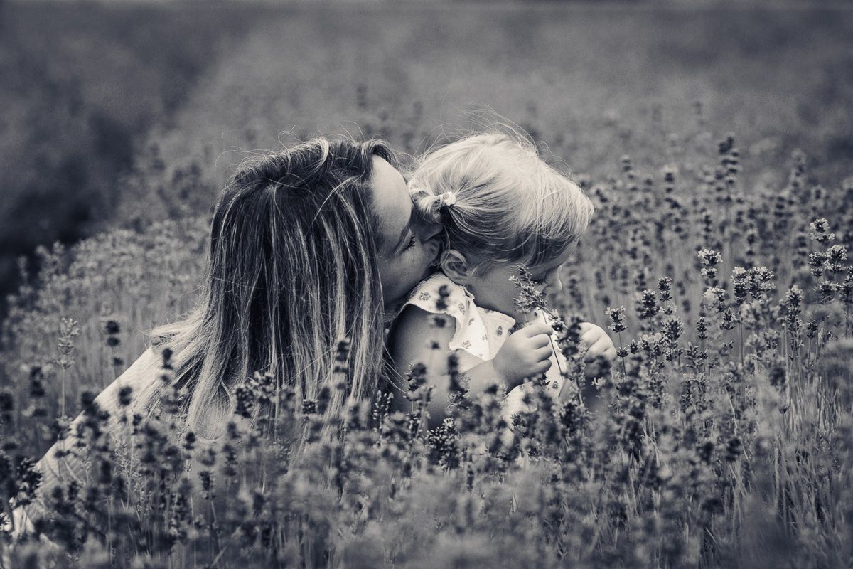 mutter-kind-fotos im blühenden Feld Niederösterreich auch schwarzweiß für mehr emotion