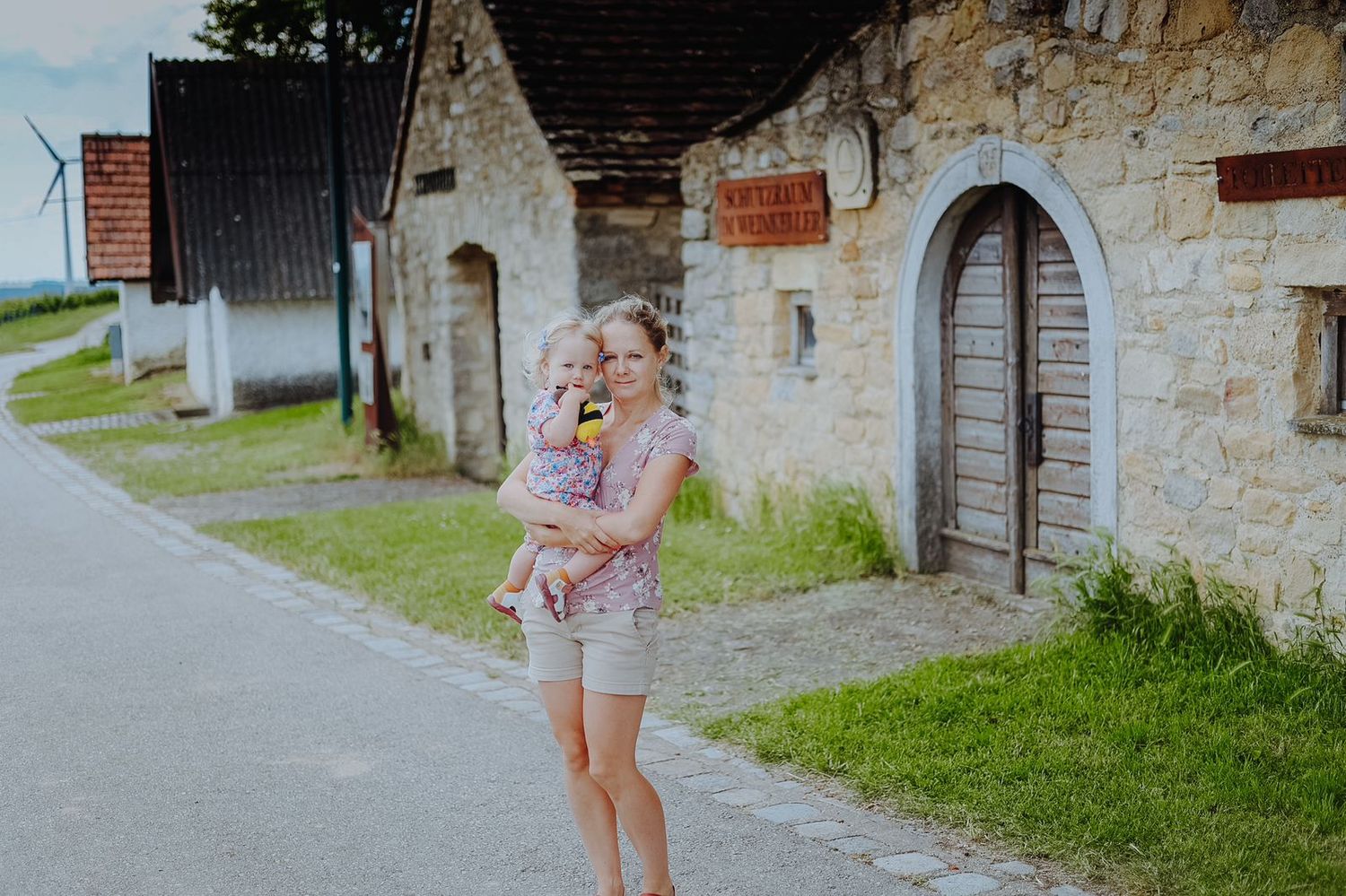 Lady-photographer-with-child-in-vineyards-photos-Höflein-Bruck