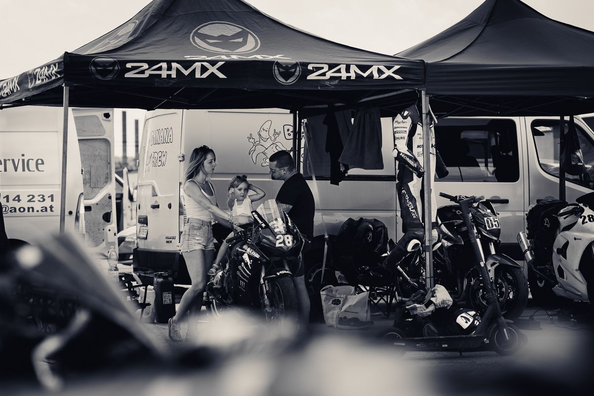 Familienreportage bei einem Motorradrennen, authentisch und unaufdringlich