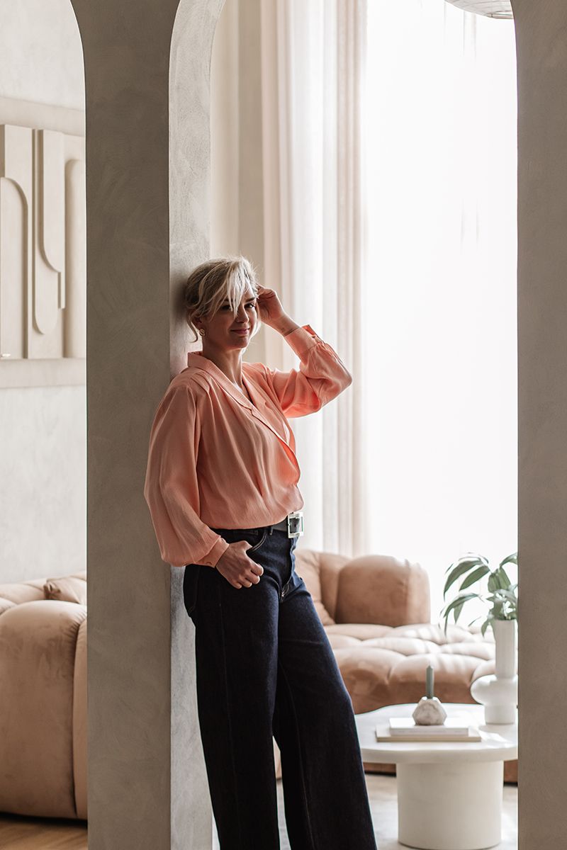 Personal branding shoot met een schoonheidsspecialiste in een mooie daglicht studio met lichte tinten en kleur in de kleding.