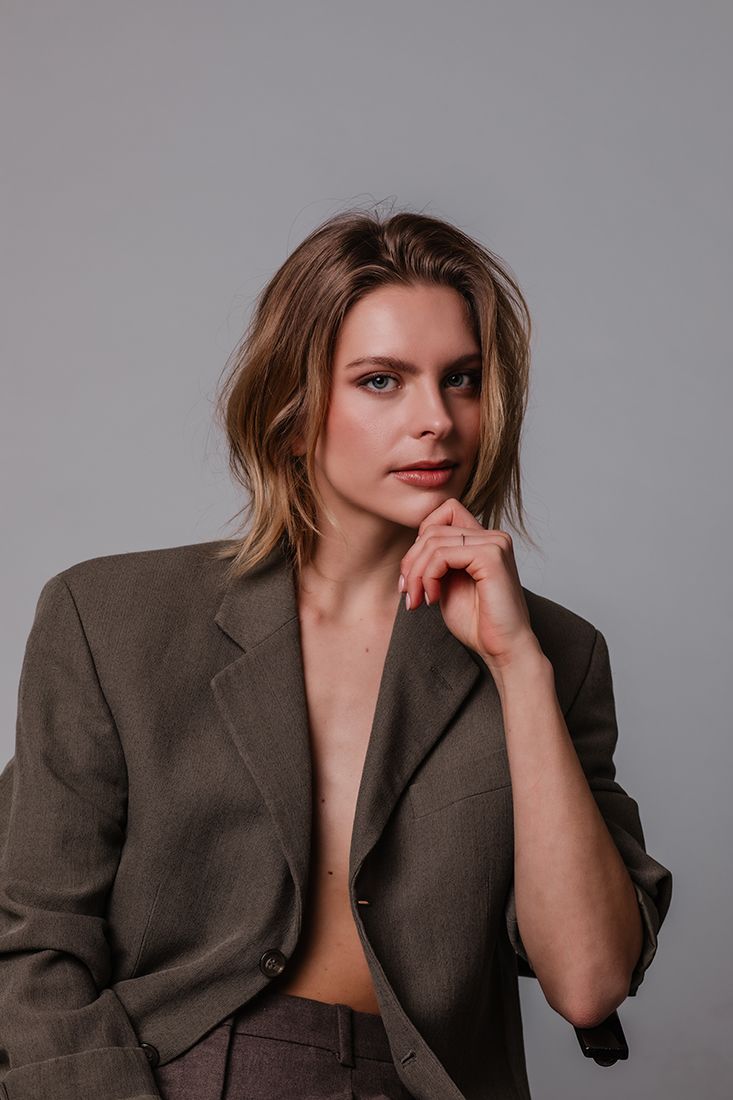 Portret van een vrouw in de studio die in haar kracht staat.