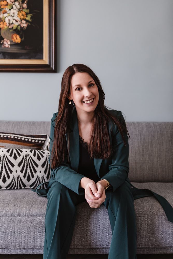 Brandingshoot van een interieurstyliste en ontwerper bij haar thuis, licht en spontaan vastgelegd